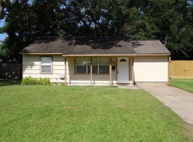 235 Mclemore Dr, Alvin, TX 77511 - photo 1