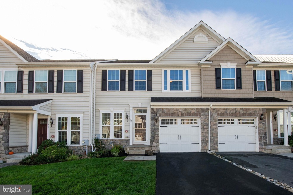 42 Hawkswell Cir, Oreland, PA 19075