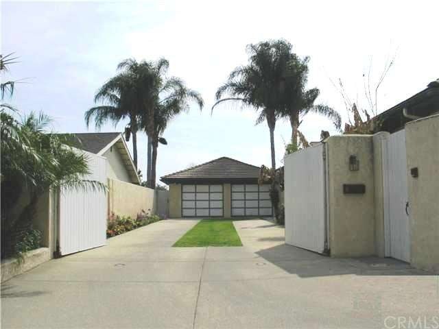 PRIVATE GATED ENTRY WITH ROOM FOR NUMEROUS CARS