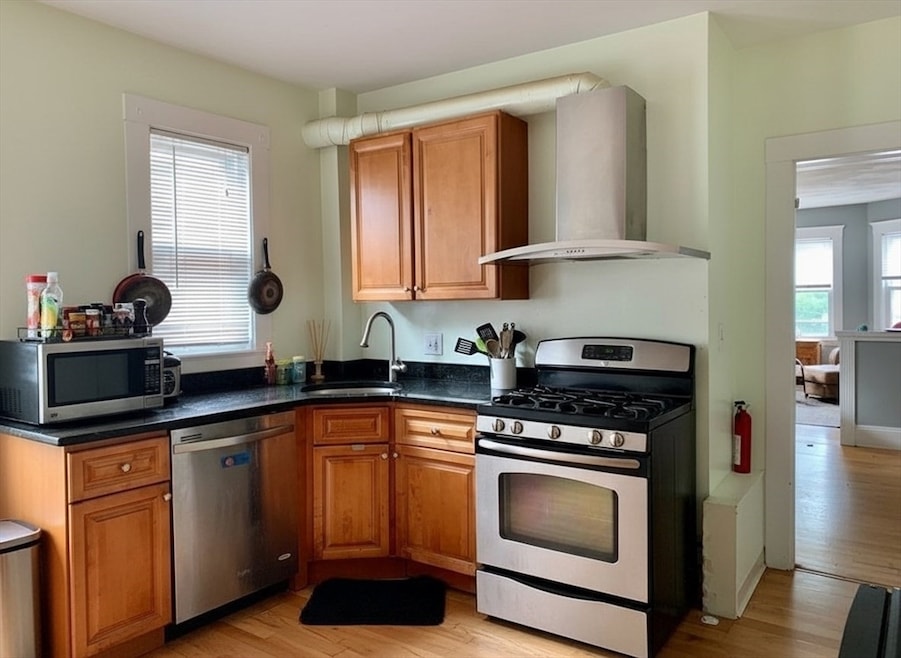 13 Pemberton St, Cambridge, MA 02140 - photo 1