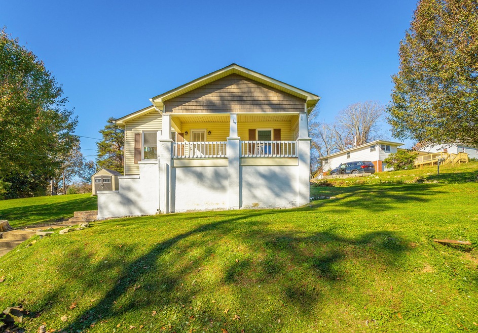 208 Lakeview Dr, Rossville, GA 30741 - photo 1