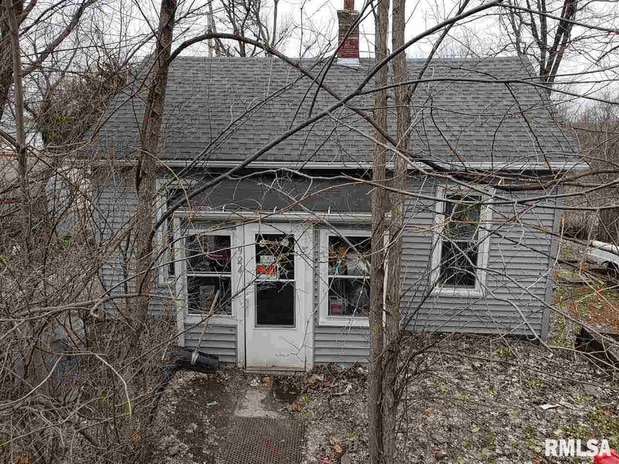 924 W 9 1 2 St, Davenport, IA 52804 - photo 1
