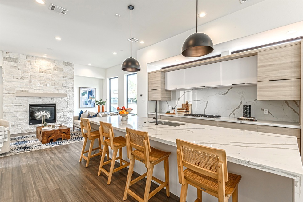 1725 Dunlavy St, Houston, TX 77006 - photo 1