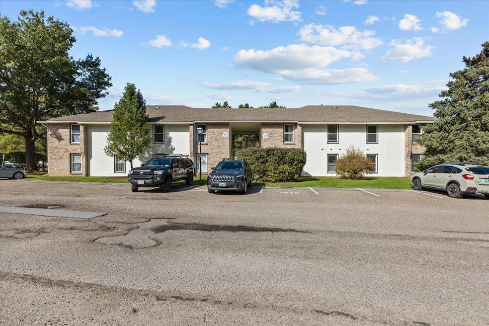 124 Ledgewood Cir unit 102, Burlington, VT 05401 - photo 1