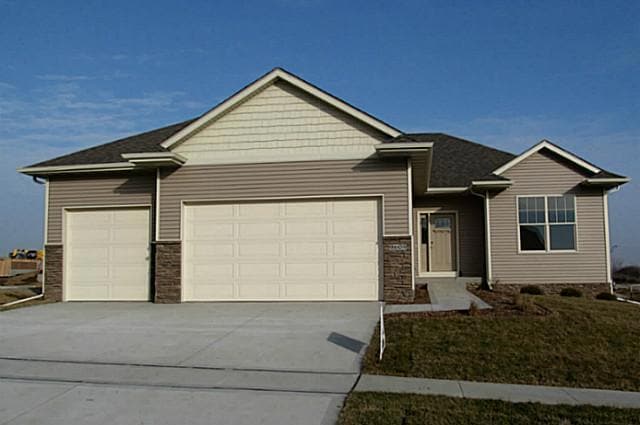 9609 Valley Pkwy, Johnston, IA 50131 - photo 1