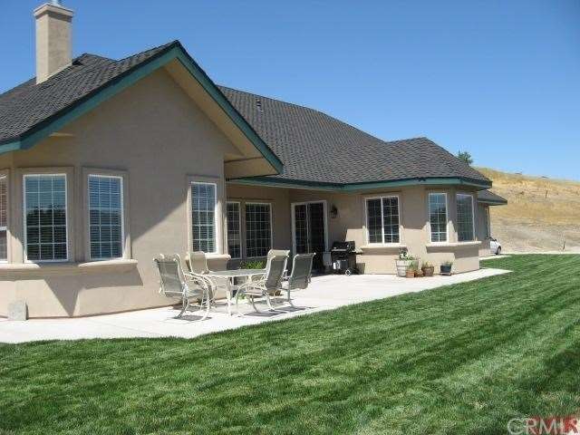 Large patio area, with kitchen located thru the sl