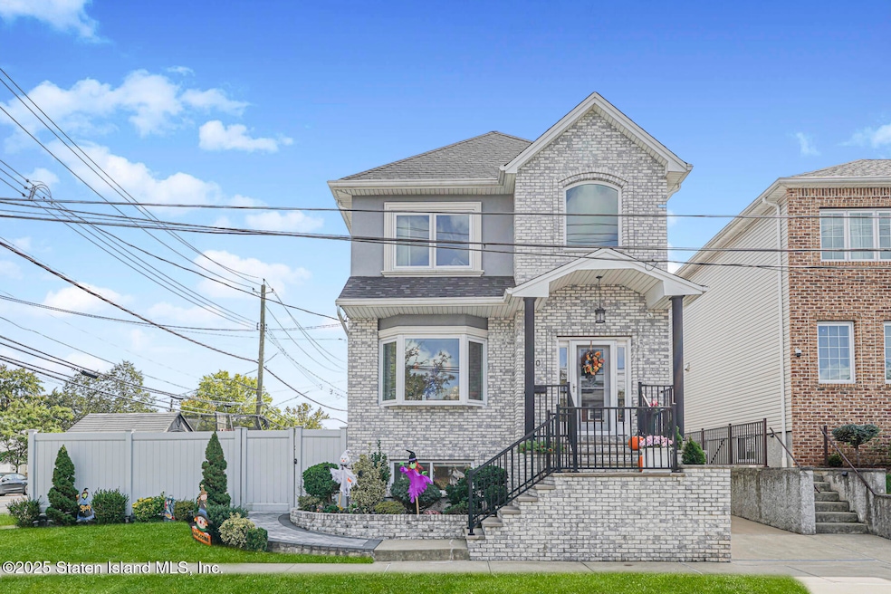 Pending $1,328,000 • Co-Listing Agent