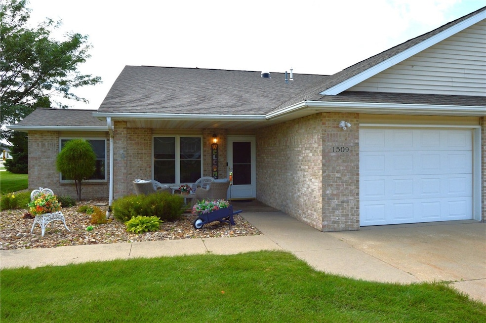1509 12th Ave, Vinton, IA 52349 - photo 1