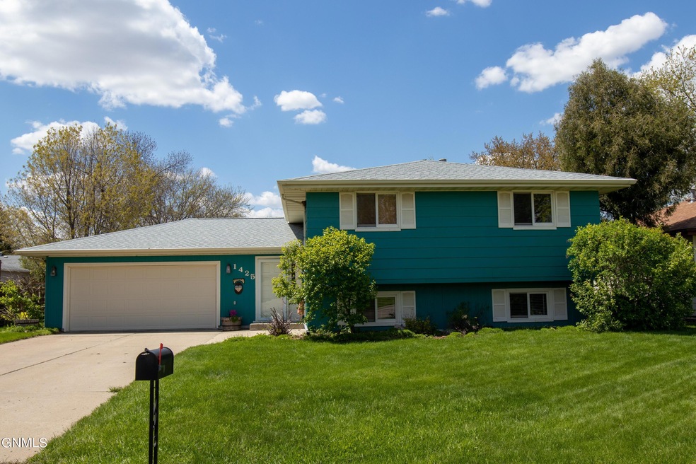 1425 6th Ave NE, Jamestown, ND 58401 - photo 1