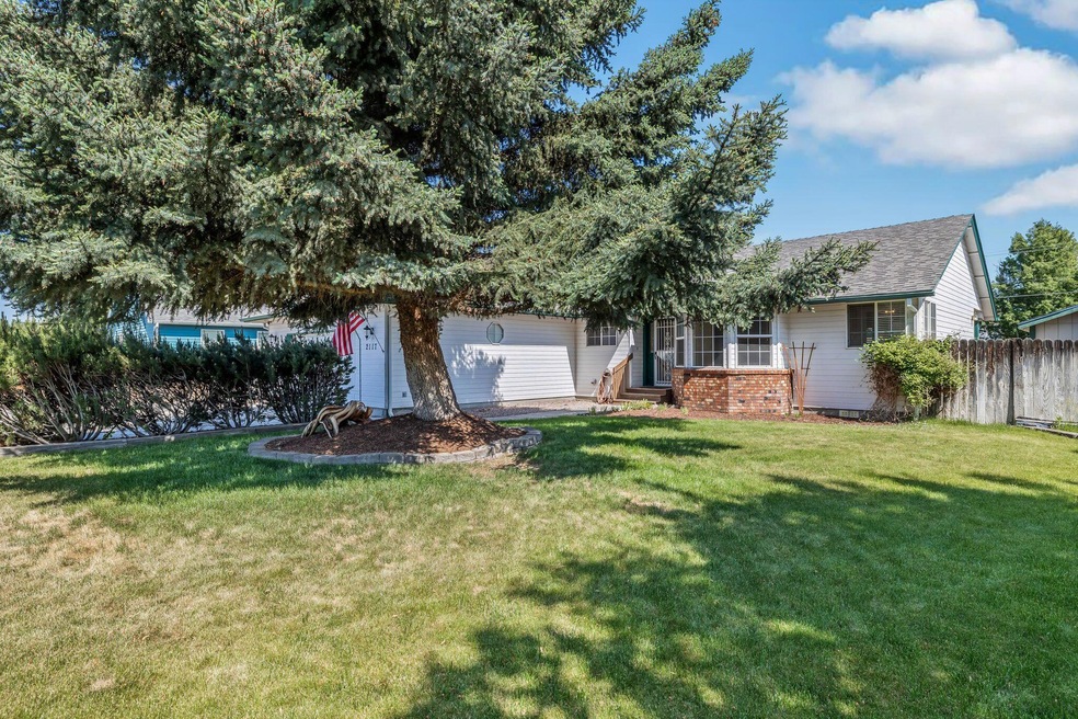 2117 NW Hemlock Place, Redmond, OR 97756 - photo 1