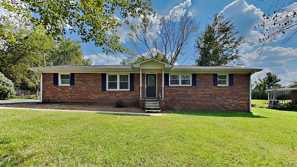 1302 Robinwood Dr, Shelbyville, TN 37160 - photo 1