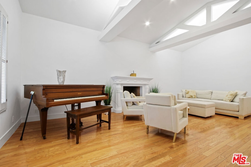 352 S Wetherly Dr, Beverly Hills, CA 90211 - photo 1