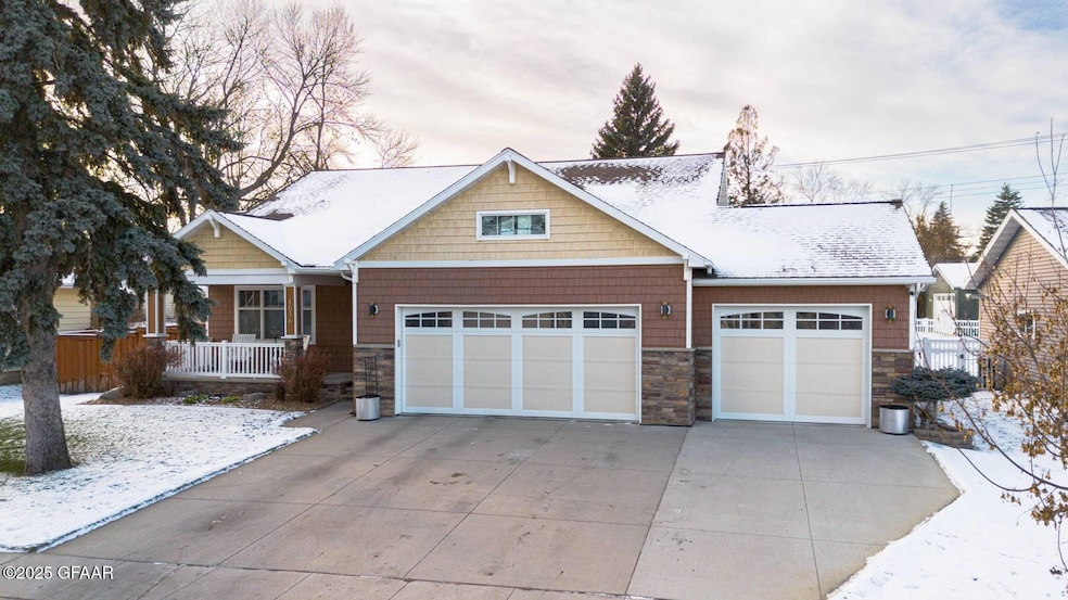 1516 Walnut St, Grand Forks, ND 58201 - photo 1