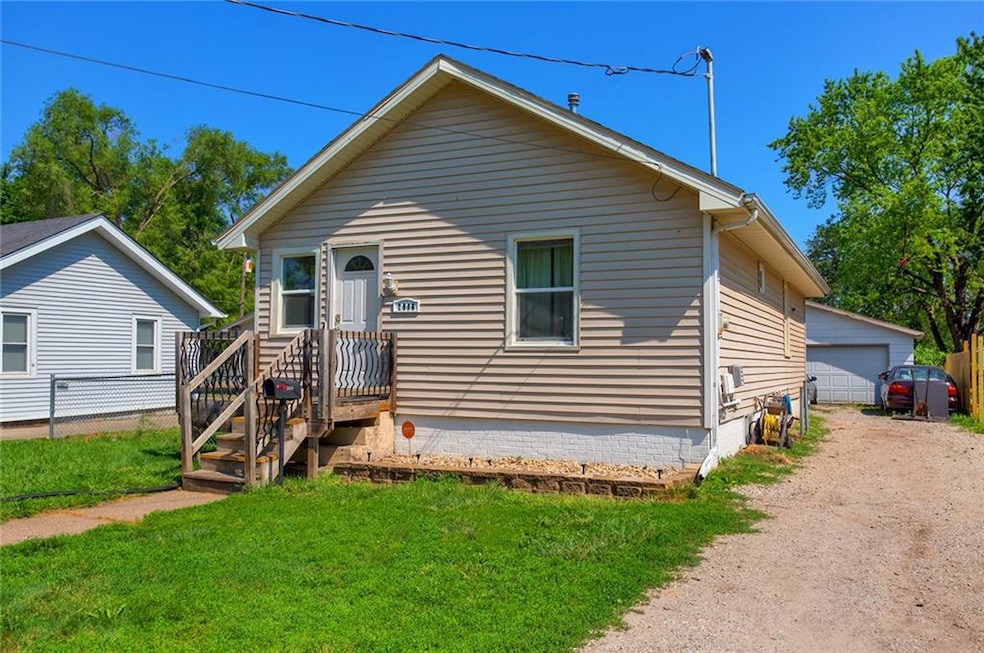 2906 Mahaska Ave, Des Moines, IA 50317 - photo 1