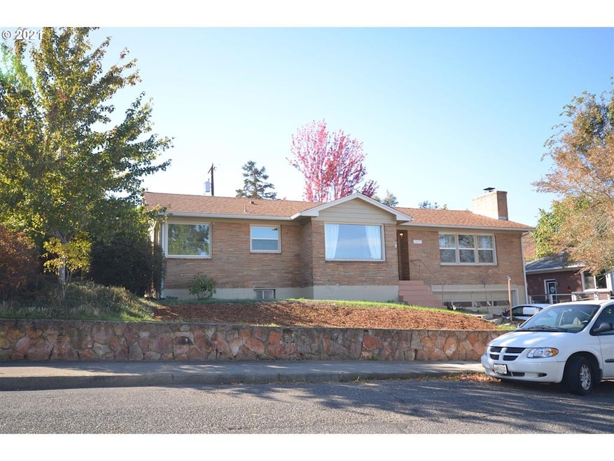 732 E 18th St, the Dalles, OR 97058 - photo 1