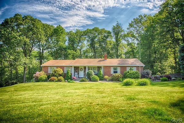 8483 Dogwood Dr, Coopersburg, PA 18036 - photo 1