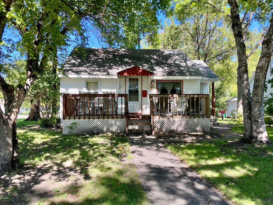 1424 11th Ave S, Grand Forks, ND 58201 - photo 1