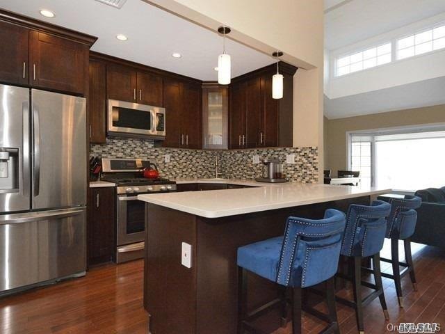 241-77 Oak Park Dr unit B, Little Neck, NY 11362 - photo 1