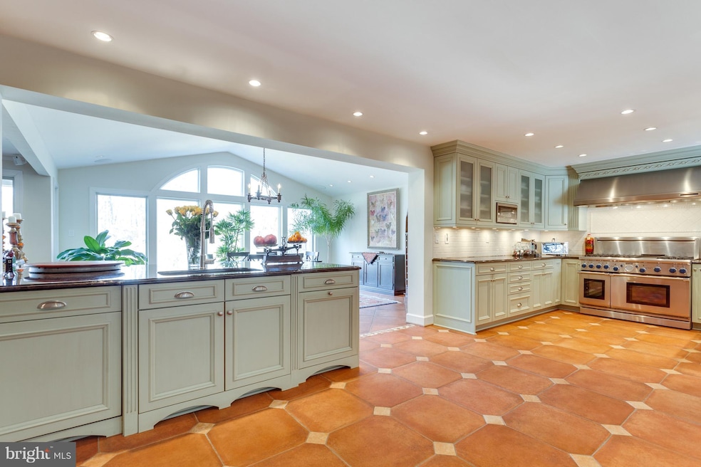 6812 Lupine Ln, McLean, VA 22101 - photo 1