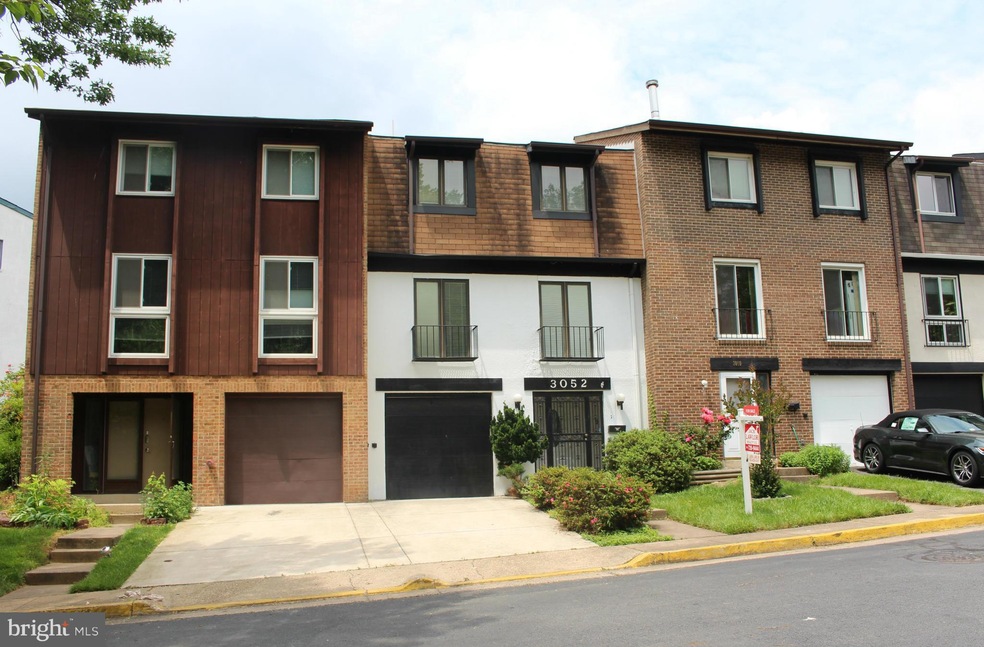 3052 Mission Square Dr, Fairfax, VA 22031 - photo 1