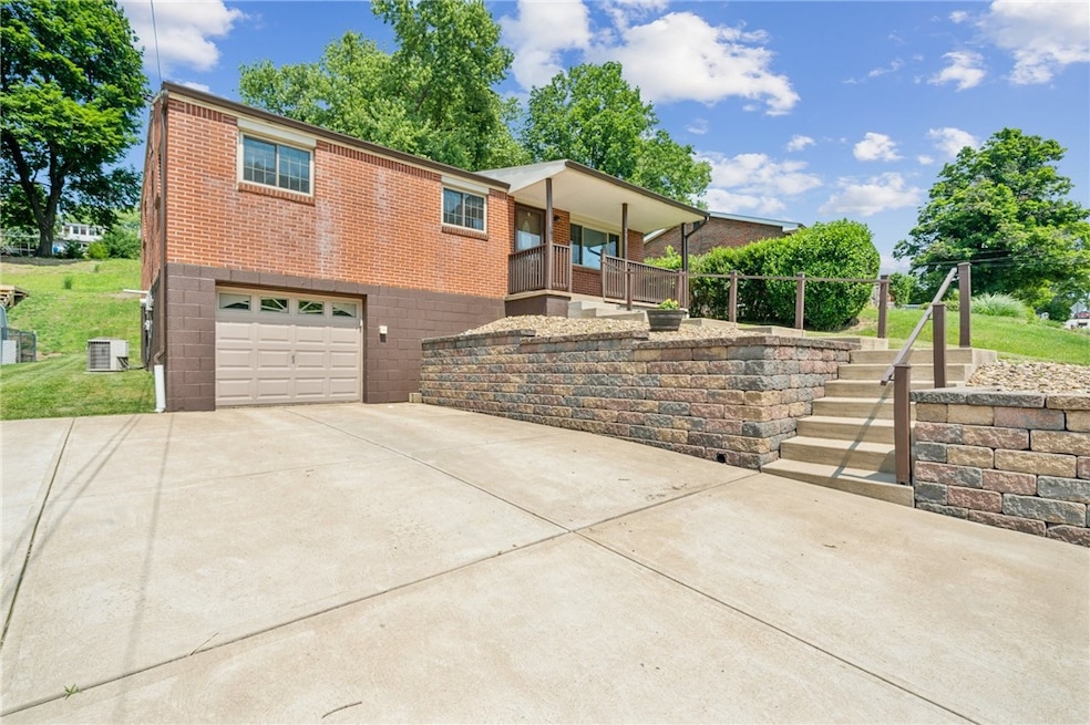 Triple-wide concrete driveway