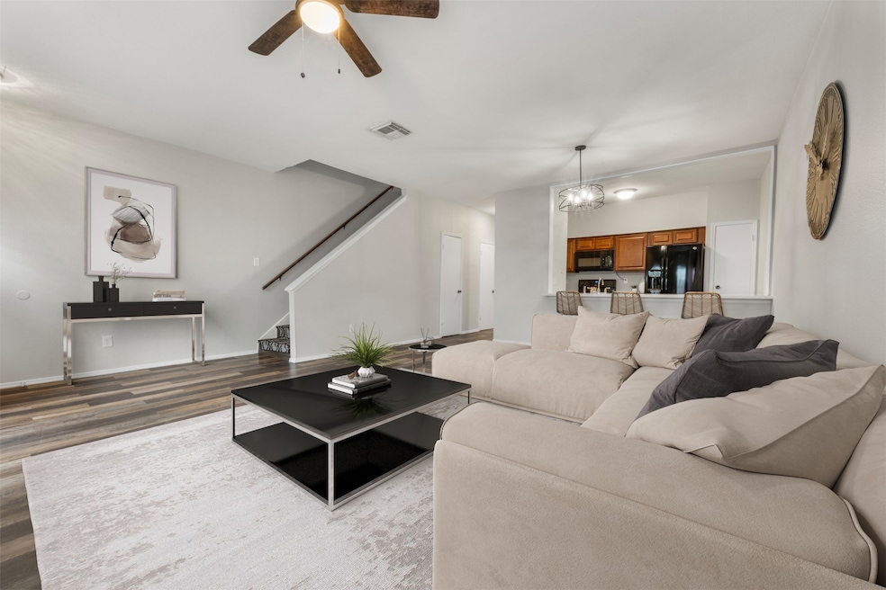 Living room
(This photo is virtually staged)