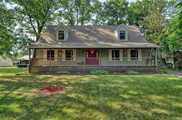 5 Bedroom Spacious Cape Cod with Thompson Lake Acc
