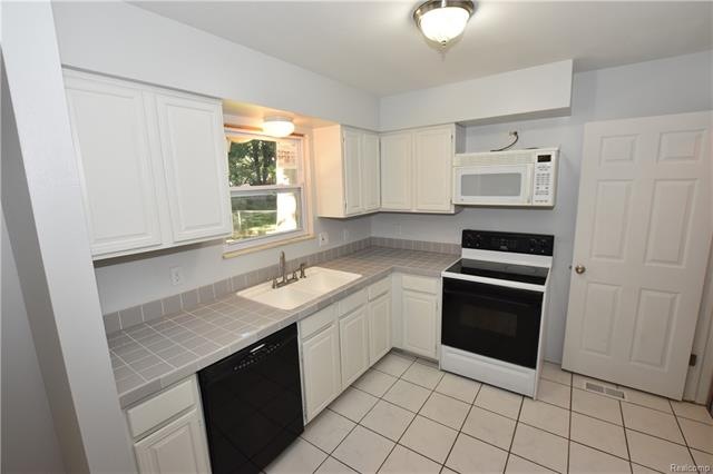 5490 Meadowcrest Dr, Flint, MI 48532 - photo 1