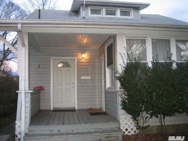 29 S Bayles Ave unit 2nd Fl, Port Washington, NY 11050 - photo 1