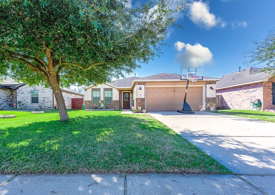 376 Henry St, Alvin, TX 77511 - photo 1