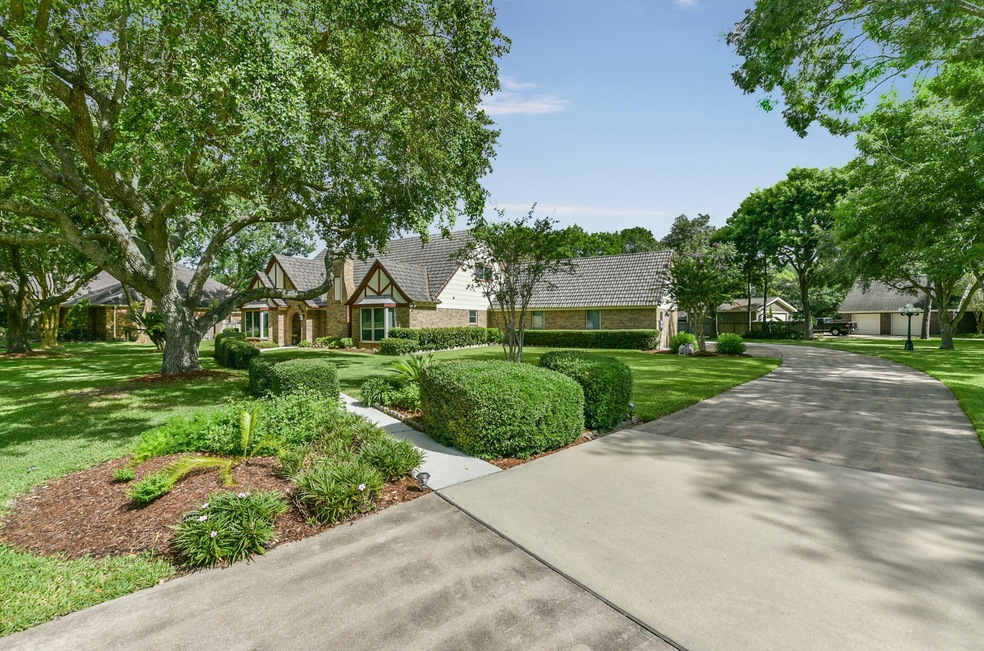 300 Oak Dr, Friendswood, TX 77546 - photo 1