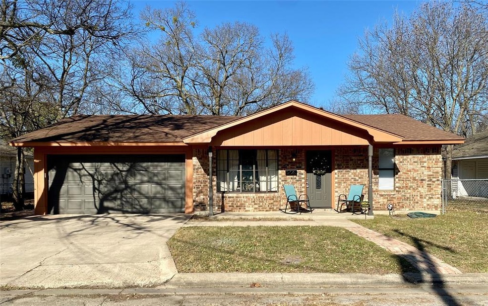 1517 Truelove St, Gainesville, TX 76240 - photo 1