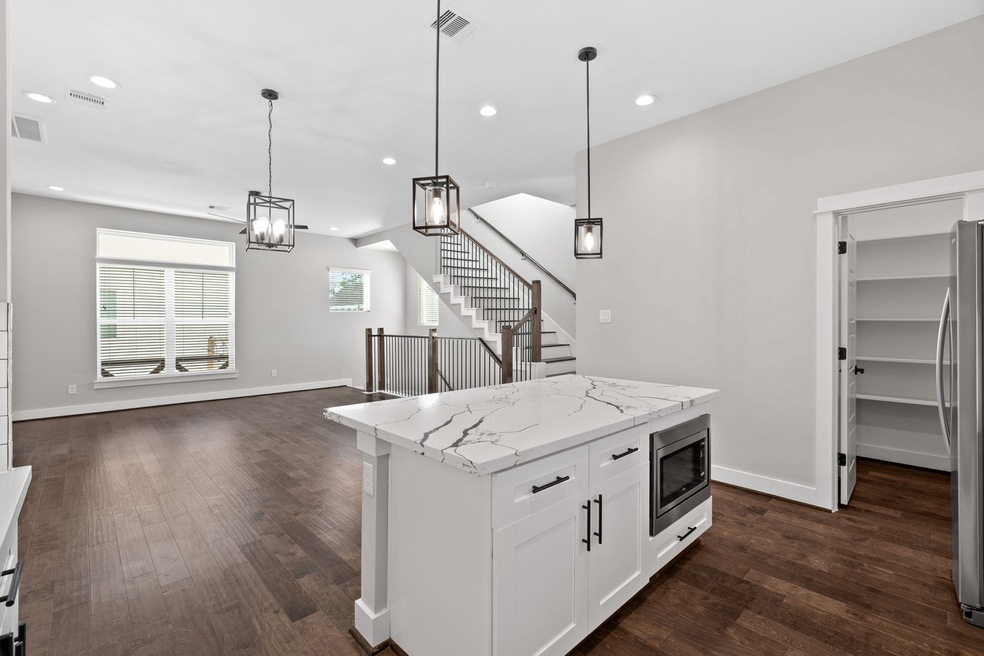 904 Martin St unit E, Houston, TX 77018 - photo 1