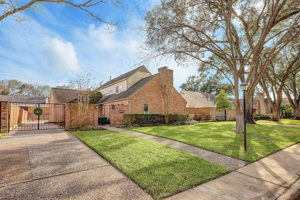 10327 Lynbrook Hollow St, Houston, TX 77042 - photo 1