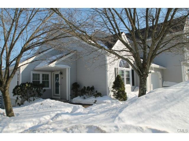 BEAUTIFUL END UNIT - JUST 1 STEP TO FRONT DOORWAY