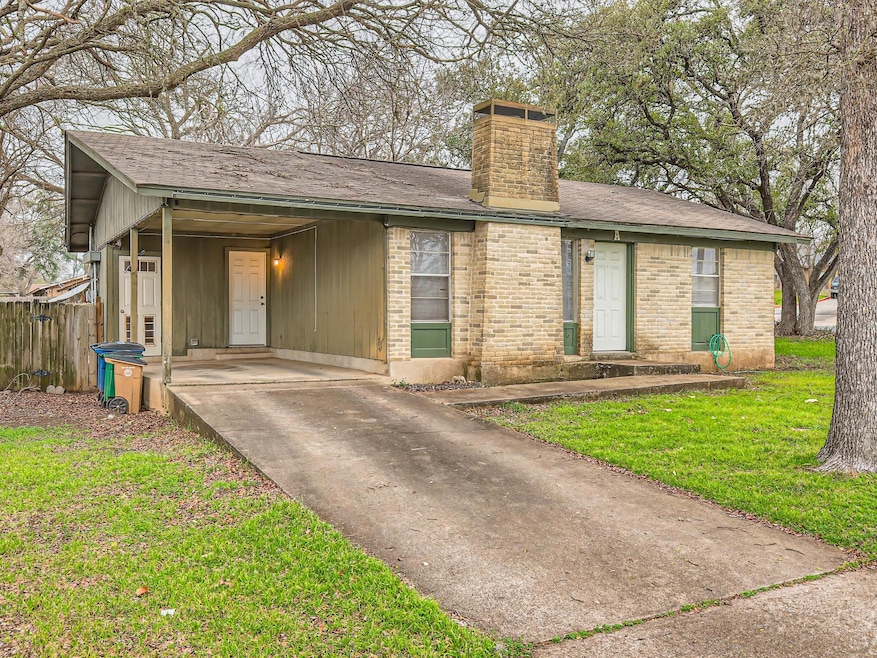 View of front of house featuring a front lawn, br
