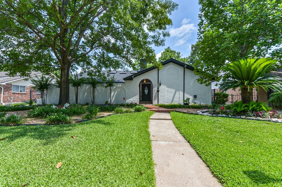 2318 Blue Water Ln, Houston, TX 77018 - photo 1