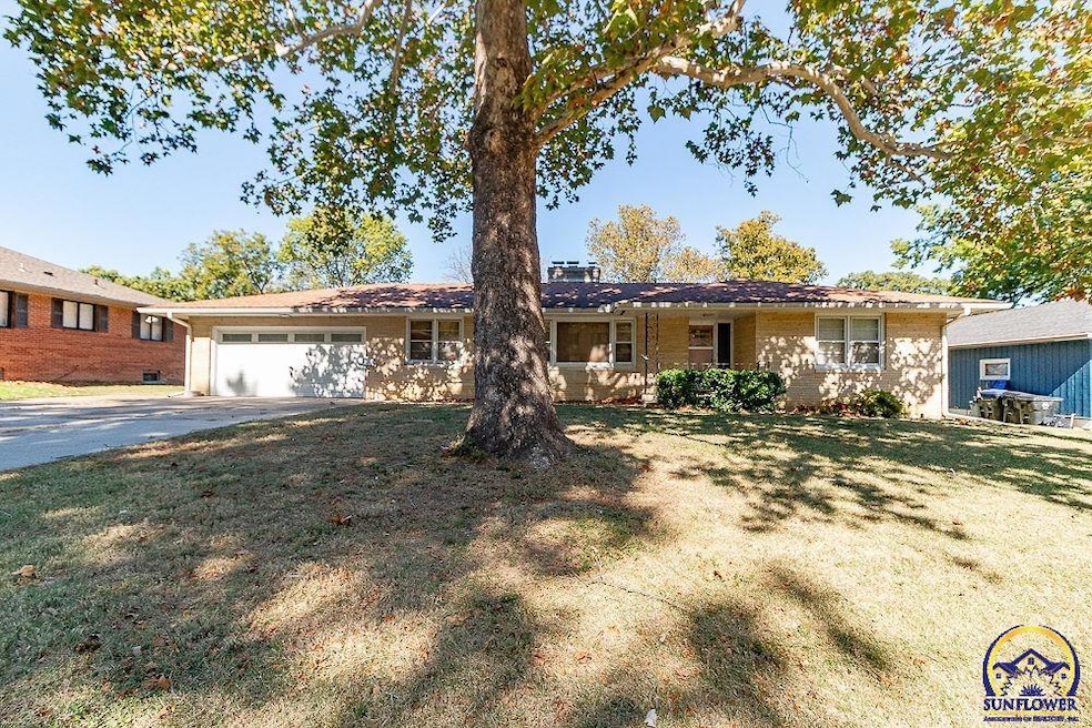 1608 SW 26th St, Topeka, KS 66611 - photo 1