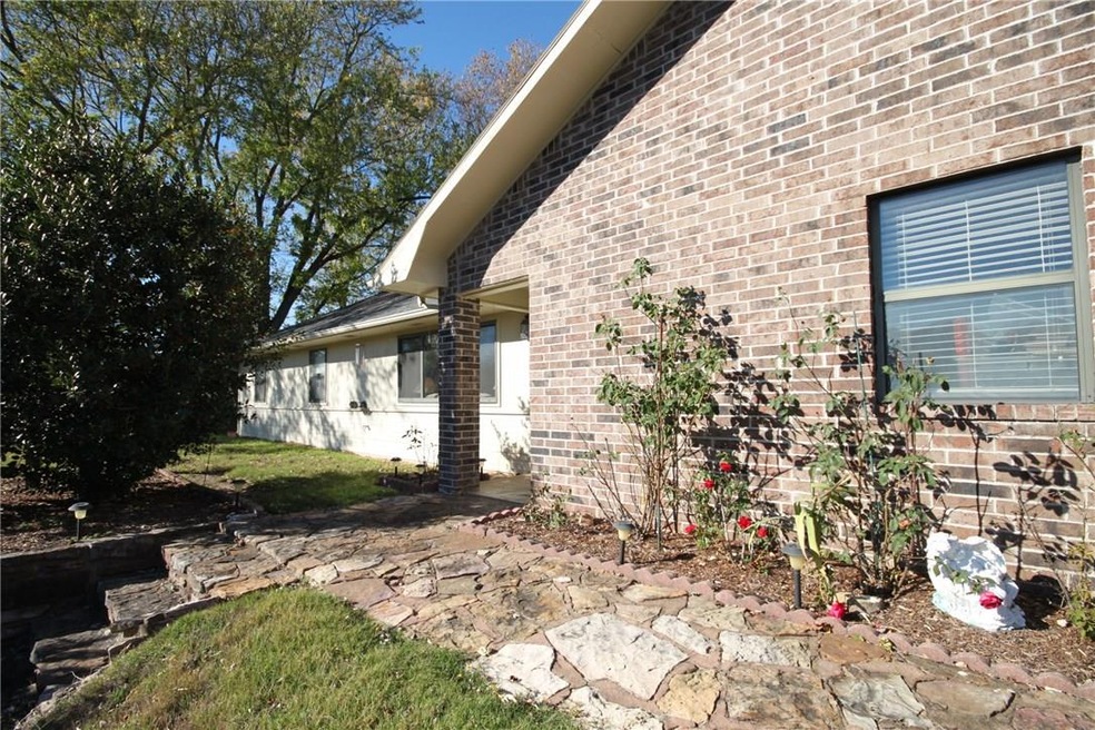 305 NW Saddlebrook Dr, Bentonville, AR 72712 - photo 1