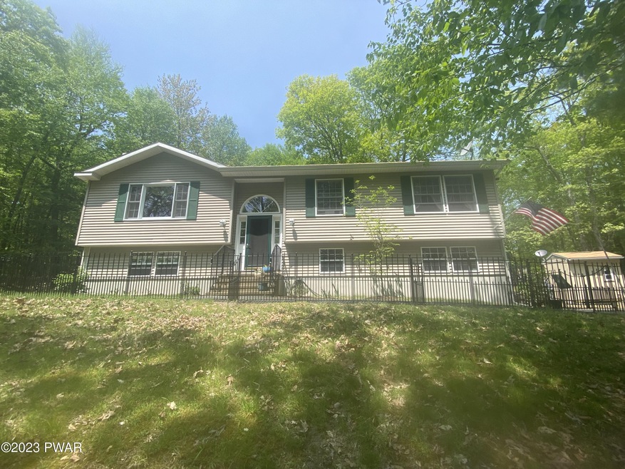 135 Arrowood Dr, Milford, PA 18337 - photo 1