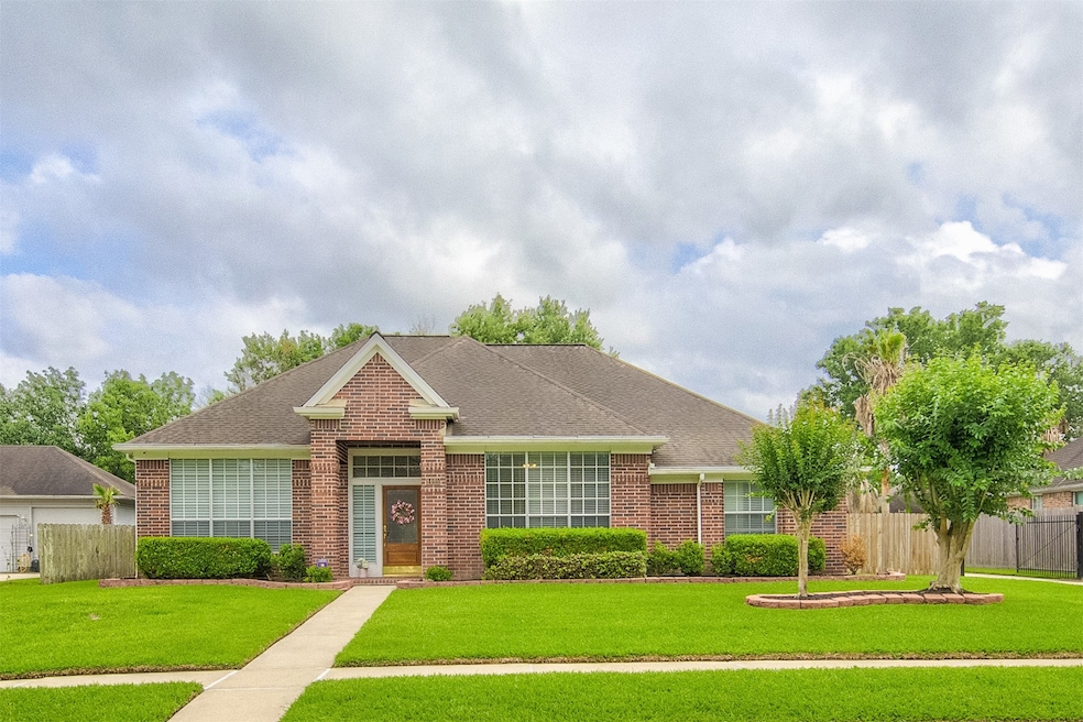 1405 Buttonwood Dr, Friendswood, TX 77546 - photo 1