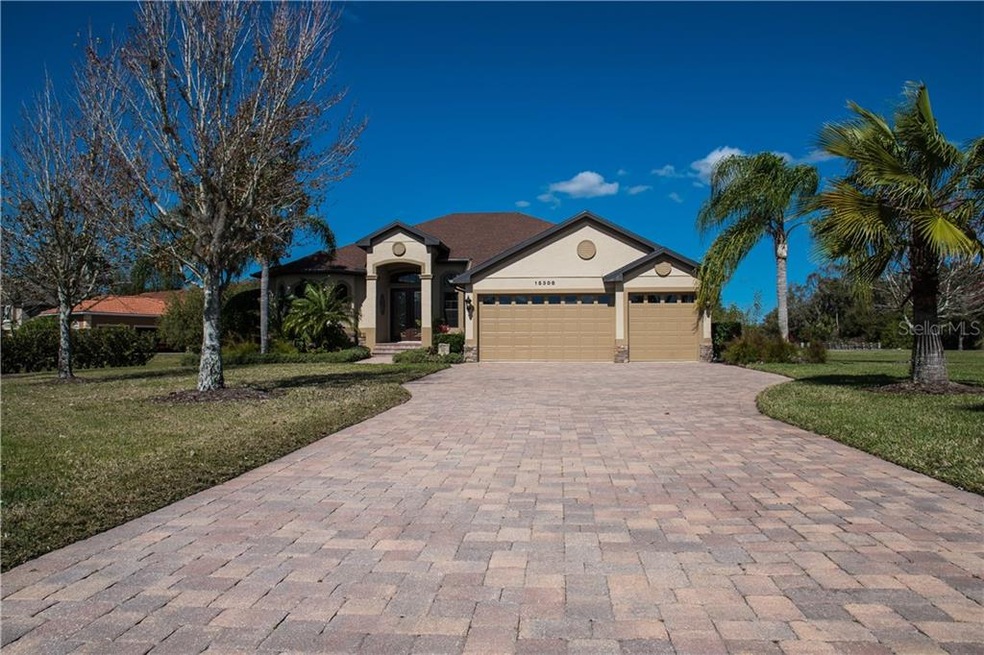 Front of the property. Specious driveway for up to