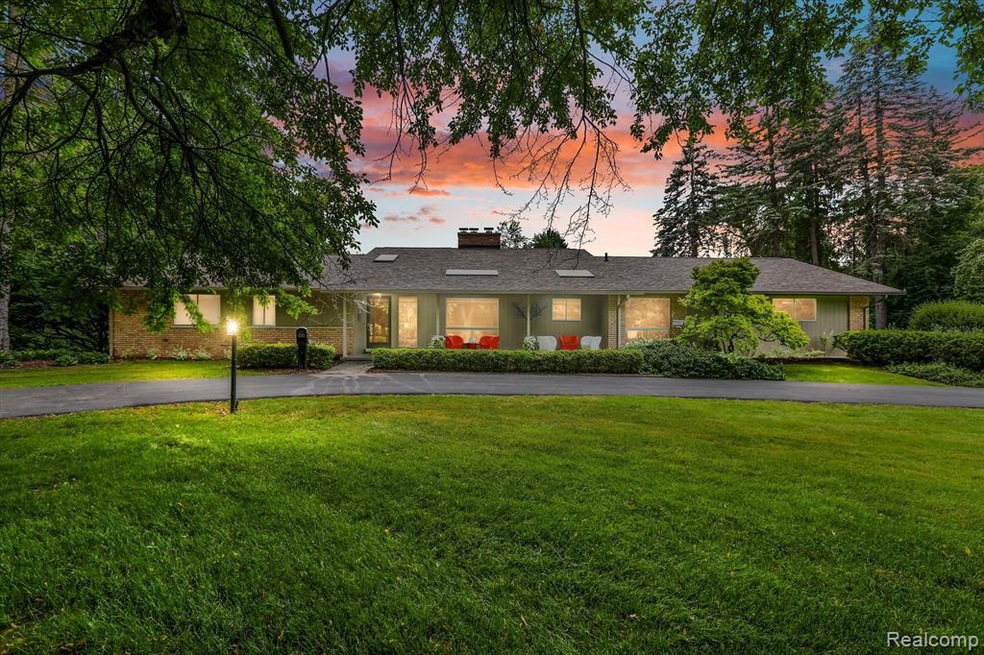 621 Ridge Rd, Bloomfield Hills, MI 48302 - photo 1