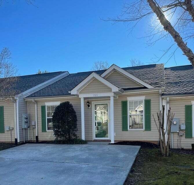 221 New Haven Lane SW