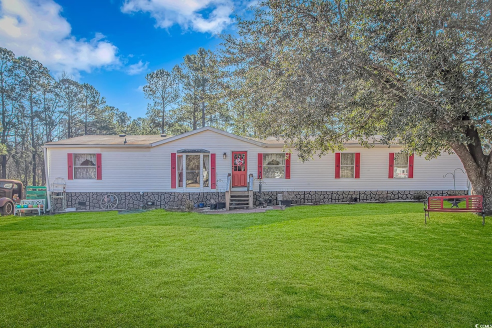Manufactured / mobile home with a front yard
