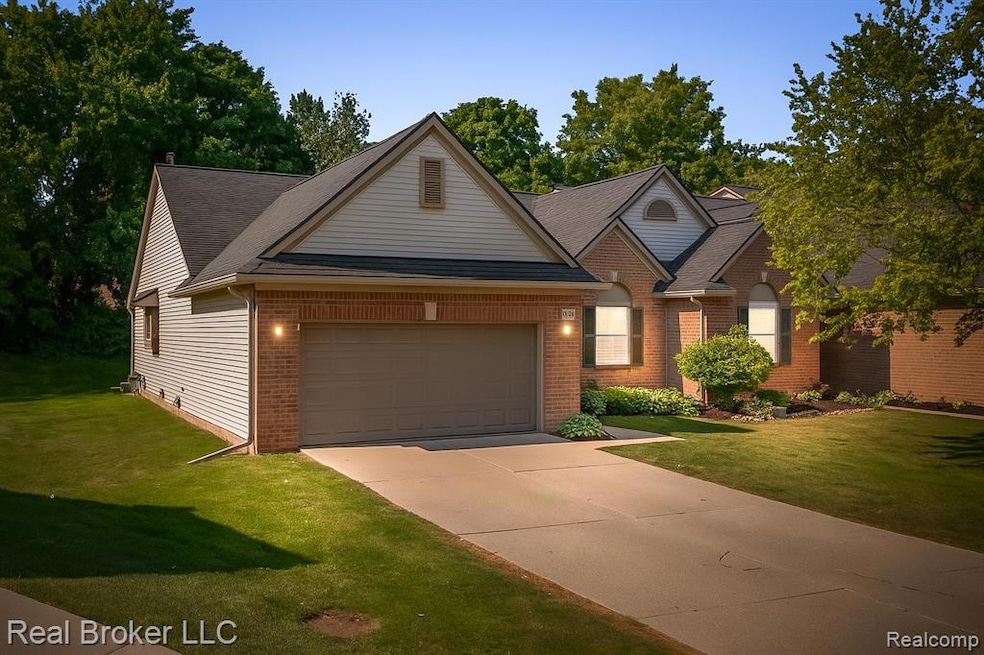 552 Snowfall Ct, Howell, MI 48843 - photo 1