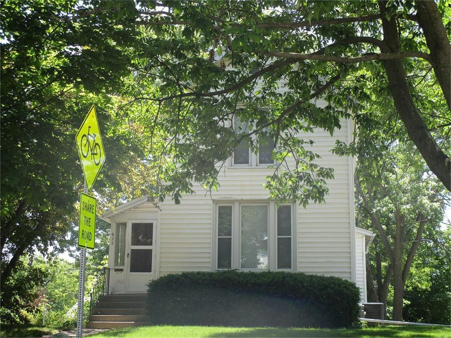 622 W 18th St, Cedar Falls, IA 50613 - photo 1
