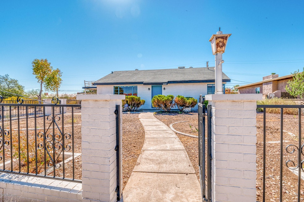 2831 W Roadrunner Road