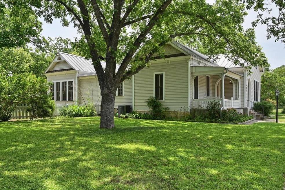 405 W Creek St, Fredericksburg, TX 78624 - photo 1