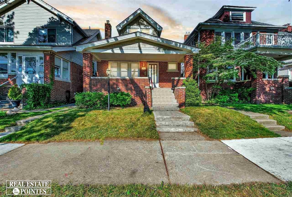 1065 Lakepointe St, Grosse Pointe Park, MI 48230 - photo 1